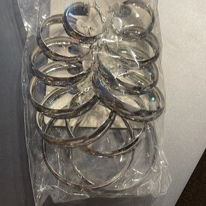 6 pair of different sizes of hoop earrings
